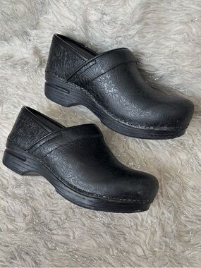 Dansko Black Floral-Embossed Women’s Leather Professional Clogs Size 36